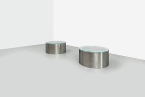 PRODUZIONE ITALIANA - Coppia di tavolini in acciaio e piani in vetro. Anni '70 cm 35x70