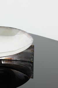 ANGELO MANGIAROTTI : Centrotavola in silver plate per Cleto Munari. Firma incussa. Anni '70 cm 10x42  - Asta Asta 182 - Associazione Nazionale - Case d'Asta italiane