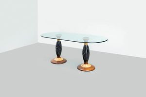 ALESSANDRO MENDINI  nello stile di - Grande tavolo con basamenti in marmo nero Marquinia tornito e legno  piano in vetro di forte spessore. Anni '80  [..]
