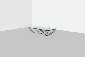 PAOLO PIVA - Tavolino in metallo verniciato e piano in cristallo. Anni '70 cm 26x120x60