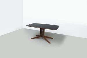 PRODUZIONE ITALIANA - Grande tavolo con struttura e piano in legno  particolari in ottone. Anni '50 cm 171x90x76