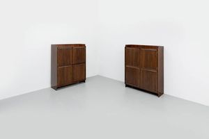 PRODUZIONE ITALIANA - Coppia di mobili contenitori a quattro ante  struttura in legno  mensole in vetro e particolari in ottone. Anni  [..]