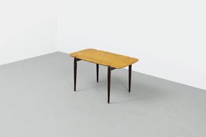 FRATELLI REGUITTI - Tavolino in legni di varie essenze. Anni '50 cm 47x86x46