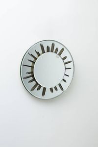 CRISTAL ART - Specchio in vetro colorato e elementi in vetro fum. Anni '60 diam cm 73