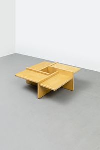 PRODUZIONE ITALIANA - Tavolino con struttura in legno. Anni '70 cm 32x90x90