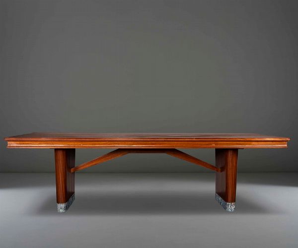 Grande tavolo con struttura e piano in legno e dettagli in marmo verde Alpi.  - Asta PopUp Design - Associazione Nazionale - Case d'Asta italiane
