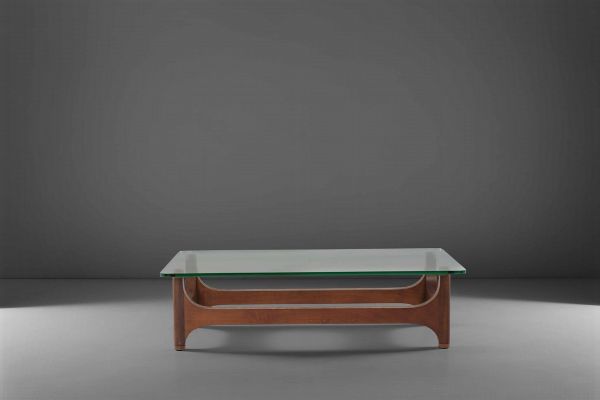 Tavolo basso con base in legno e piano con cristallo molato di forte spessore.  - Asta PopUp Design - Associazione Nazionale - Case d'Asta italiane