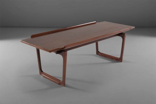 Tavolo basso con struttura in legno e piano con bordo a vassoio.  - Asta PopUp Design - Associazione Nazionale - Case d'Asta italiane