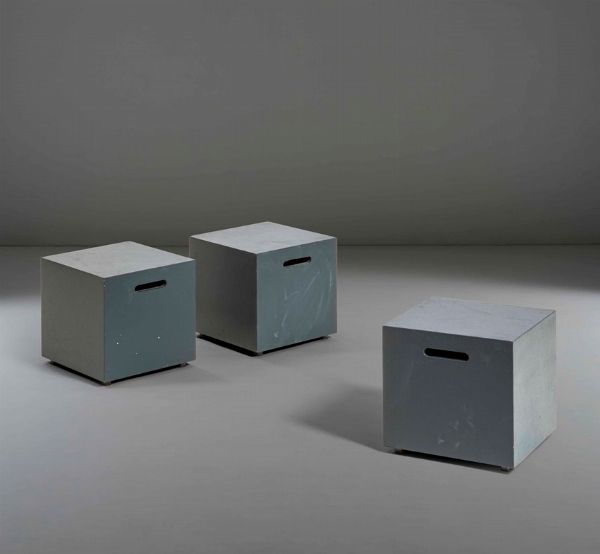 Set di tre pouf con struttura in metallo e legno laccato.  - Asta PopUp Design - Associazione Nazionale - Case d'Asta italiane