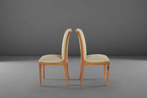 Coppia di sedie con struttura in legno e legno lavorato. Rivestimenti in tessuto.  - Asta PopUp Design - Associazione Nazionale - Case d'Asta italiane