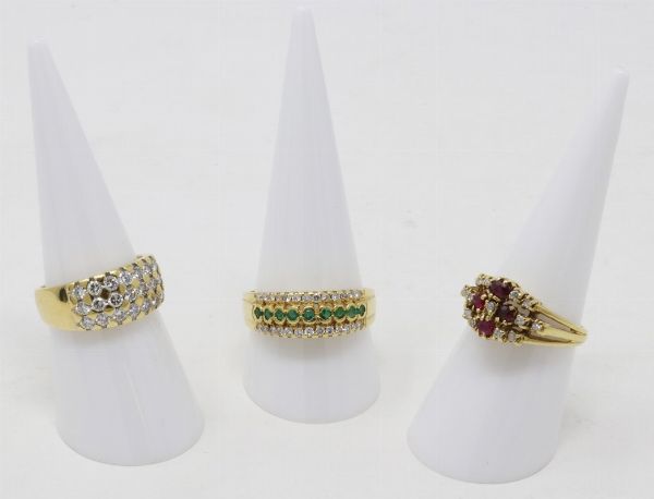Tre anelli in oro giallo con brillanti, rubini e smeraldi  - Asta Asta 203 - Gioielli e orologi - Associazione Nazionale - Case d'Asta italiane