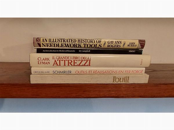 Lotto di libri su utensili e similia  - Asta Asta 207 - Libri d'Arte - Associazione Nazionale - Case d'Asta italiane