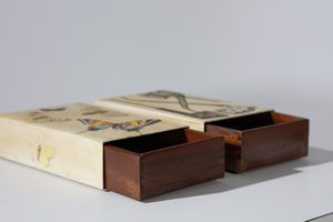 FORNASETTI PIERO (1913 - 1988) : Coppia di scatole  - Asta ASTA 323 - DESIGN (tradizionale) - Associazione Nazionale - Case d'Asta italiane
