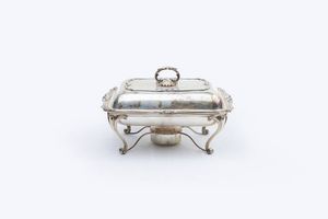 SCALDA VIVANDE IN ARGENTO - Peso gr. 2451.1 Scalda vivande in argento di forma rettangolare con bordo mosso e decorato da conchiglie e volute;  [..]