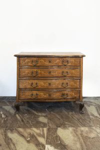 CASSETTONE - 100x123x56 Piemonte XVIII secolo  in legno di noce  con intarsi. Fronte mosso a quattro cassetti. Difetti  da  [..]
