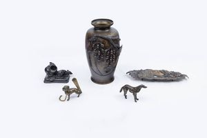 LOTTO DI CINQUE OGGETTI - composto da: -calamaio in bronzo patinato  raffigurante due topolini. cm 7x11 -due cani in bronzo. cm 8 -vaso  [..]