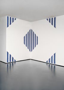Daniel Buren (1938) - Riflesso: une peinture en cinq parties pour deux murs, travail situé