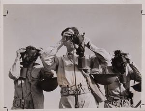 Esercitazioni di guerra - Indossare la maschera antigas  - Asta Fotografia - Associazione Nazionale - Case d'Asta italiane