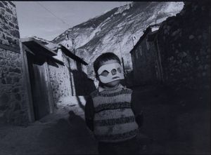 Bambino con maschera, Bulgaria  - Asta Fotografia - Associazione Nazionale - Case d'Asta italiane