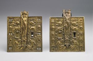 MANIFATTURA FIORENTINA DEL XVI SECOLO - Coppia di serrature in bronzo dorato con decorazioni a trofei, grottesche e allegorie dell'Abbondanza.