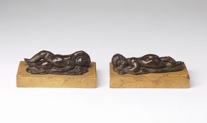 MANIFATTURA DEL XIX SECOLO - Coppia di putti addormentati in bronzo su base in marmo giallo.