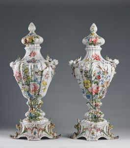 MANIFATTURA GIOVANNI BATTISTA VIERO, NOVE - Coppia di vasi con coperchio in maiolica policroma e decorazioni floreali, fine del XIX secolo.