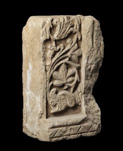 MANIFATTURA DEL XIV SECOLO - Frammento scultoreo in pietra con decori fitomorfi e figure di animali.