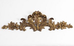 MANIFATTURA ITALIANA DEL XVIII SECOLO - Fregio in legno intagliato e dorato con decorazioni a motivi vegetali.