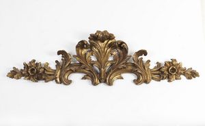 MANIFATTURA ITALIANA DEL XVIII SECOLO - Fregio in legno intagliato e dorato con decorazioni a motivi vegetali.