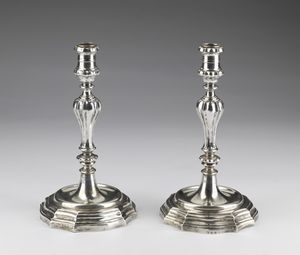 ARGENTIERE DEL XVIII SECOLO - Coppia di candelieri in argento sbalzato e cesellato, base circolare sagomata e gradinata, fusto sagomato e costolato.
