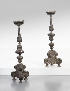 ARGENTIERE DEL XVIII SECOLO - Coppia di candelabri in argento sbalzato, base tripode.