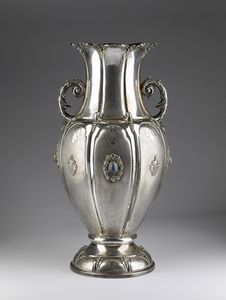 ARGENTIERE ITALIANO DEL XX SECOLO - Vaso in argento cesellato e decorato con pietre dure.