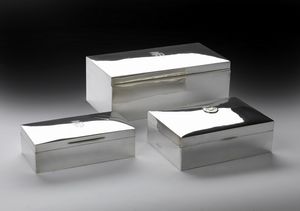 ARGENTIERE INGLESE DEL XIX-XX SECOLO - Tre scatole in argento con stemmi nobiliari.