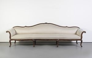 MANIFATTURA VENETA DEL XVIII SECOLO - Grande divano in noce, gambe arcuate, seduta, schienale e braccioli imbottiti.