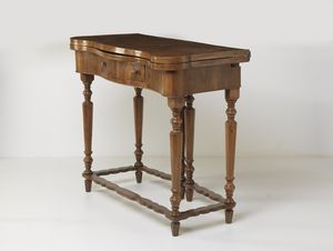 MANIFATTURA VENETA DEL XVIII SECOLO - Tavolino da gioco in legno di noce lastronato apribile, cassetto sul fronte e gambe scanalate unite da traverse.