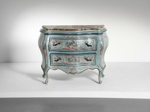 MANIFATTURA VENETA DEL XVIII-XIX SECOLO - Cassettone laccato a fondo azzurro con decori floreali, di forma bombata, piano sagomato dipinto a finto marmo.