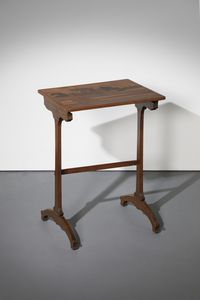 GALL EMILE (1846 - 1904) - Tavolino in fine marquetiere di legni esotici, decoro a vegetazione, gambe a montanti discendenti su piedi arcuati.