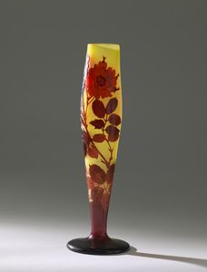 GALL EMILE (1846 - 1904) - Importante vaso a balaustro in vetro doppio riposante su base circolare, decoro di tralci di rose e foglie, finemente inciso ad acido nei toni del rosso rubino su fondo color miele.