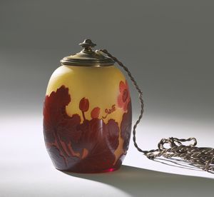 GALL EMILE (1846 - 1904) - Veilleuse a sezione quadrata in vetro doppio, decoro di begonie e foglie nei toni del rosso rubino e rosso granata finemente inciso su fondo color miele. Sospensione in ottone.