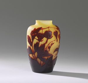 GALL - Vaso di forma ovoidale in vetro doppio, decoro di cuori di Jannette e foglie nei toni del rosso carminio finemente inciso ad acido su fondo color miele.