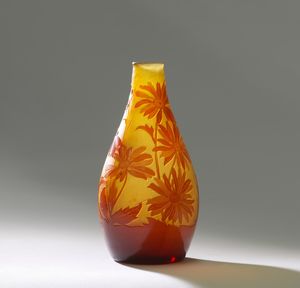 GALL - Vaso di forma ovoidale in vetro doppio, decoro di arnica e foglie nei toni del rosso cadmium finemente inciso ad acido su fondo color miele.