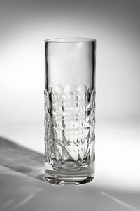 BACCARAT - Grande vaso di forma cilindrica in cristallo trasparente massiccio, a motivi di bugne concave.