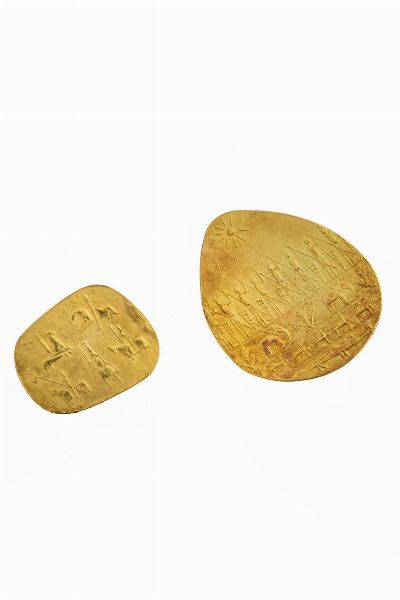 SPILLE : Peso gr 18 8 cm 5x4 e 3 4x2 in oro giallo di forma geometrica con incisi dei geroglifici  - Asta Asta 189 Gioielli - Associazione Nazionale - Case d'Asta italiane
