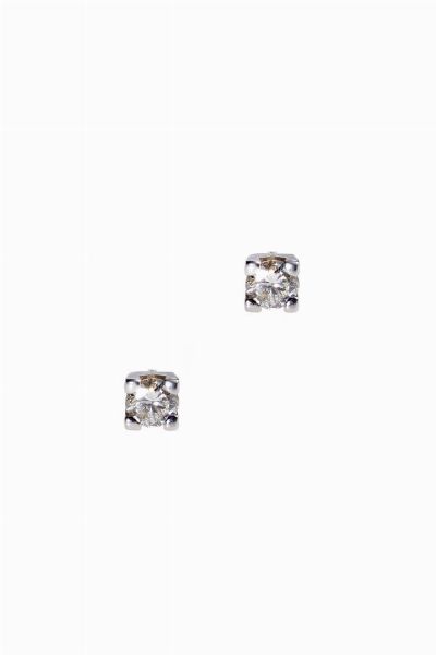 COPPIA DI ORECCHINI : Peso gr 3 0 in oro bianco  a lobo  con due diamanti taglio brillante per totali ct 0 96 ca  - Asta Asta 189 Gioielli - Associazione Nazionale - Case d'Asta italiane