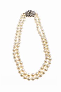 GIROCOLLO - Lunghezza cm 43 composto da due fili di perle giapponesi del diam di mm 8 5 e 9 ca; chiusura in argento ed oro  [..]