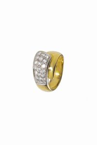 ANELLO - Peso gr 8 1 Misura 15 (55) in oro giallo e bianco  a fascia intrecciata  con pav di diamanti taglio brillante  [..]