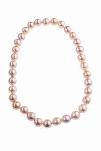 GIROCOLLO - Lunghezza cm 45 composto da un filo di perle di acqua dolce scaramazze nei toni del rosa dal diam di mm 12 ca.  [..]