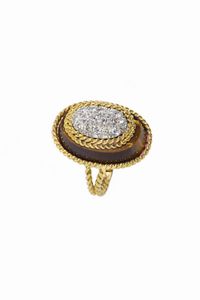 ANELLO - Peso gr 17 4 Misura 18 (58) in oro giallo  lavorato a corda  sommit di forma ovale con pav centrale di diamanti  [..]