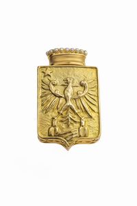 SPILLA - Peso gr 20 3 cm 5 5x3 1 in oro giallo  a forma di stemma nobiliare coronato  con aquila con ali dispiegate. Piccole  [..]