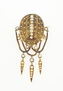 SPILLA - Peso gr 16 1 XIX secolo  in oro 9 Kt  di forma ovale con frange recanti perline (una mancante)